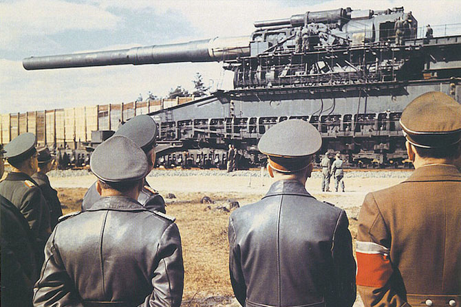 Adolf Hitler u inspekciji  masivnog 800mm “Schwerer Gustav” topa. To je bilo oružje najvećeg kalibra koje je ikada korišćeno u borbi. Foto: Wikipedia/Megapixie