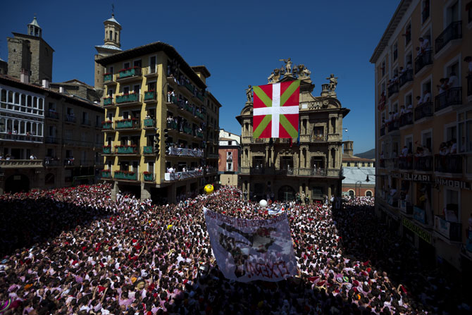 Baskijska zastava na zgradi tokom festivala Sanfermines u Pamploni. Foto: Tanjug/AP