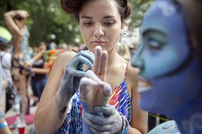 Ulični bodi-art. Foto: AP/Tanjug