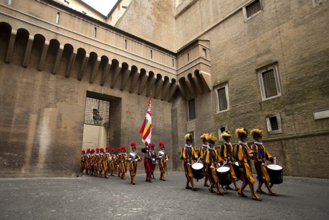 Švajcarska garda koja čuva papu već 500 godina. Foto: AP/Tanjug