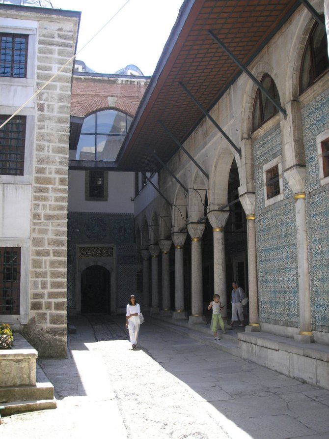 Dvorište evhuna u haremu osmanlijske palate Topkapi u Istanbulu. Foto: Wikimedia Commons/Gryffindor