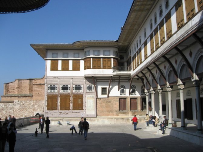 Dvorište miljenica u palati Topkapi. Foto: Wikimedia Commons/Gryffindor