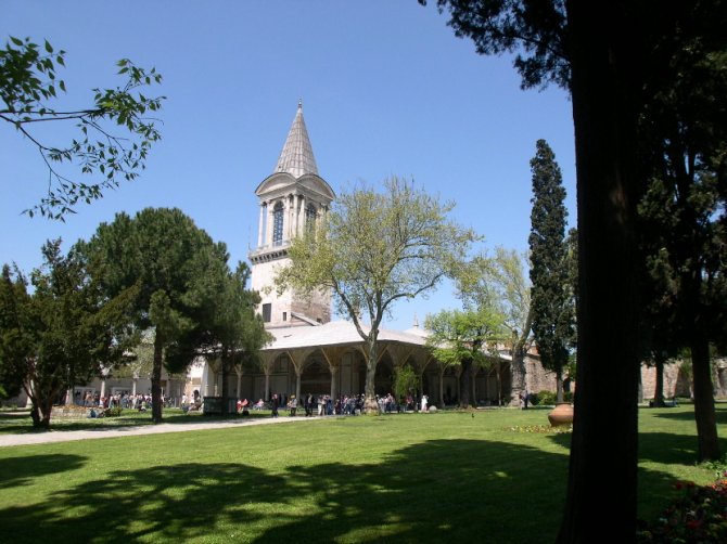 Dvorište osmanlijske palate Topkapi. Foto: Wikimedia Commons/Ahmet Necati Uzer