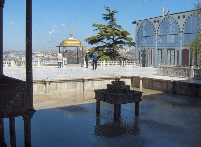 Iftarska senica, pozlaćeni paviljon u četvrtom glavnom dvorištu palate Topkapi. U prvom planu je fontana, desno je Bagdadski paviljon. Foto: Wikimedia Commons/Georges Jansoone