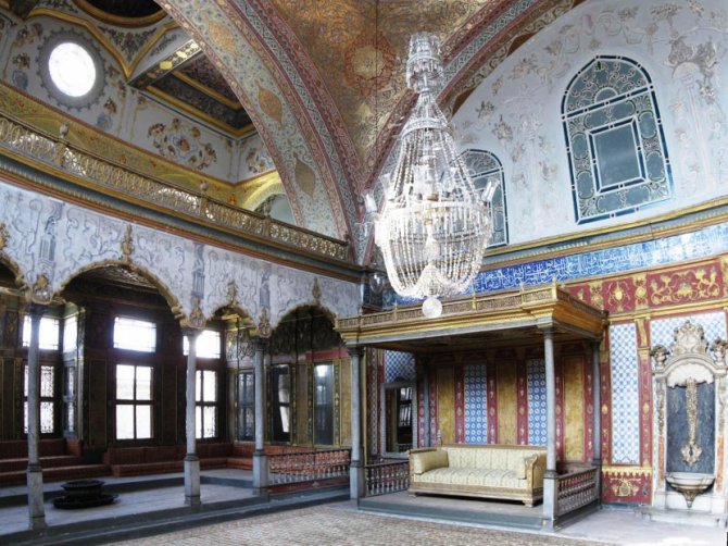 Imperijalna dvorana u palati Topkapi. Na prestolu je sedeo naravno sultan a gornja galerija je bila rezervisana za sultaniju-majku. Foto: Wikimedia Commons/Gryffindor
