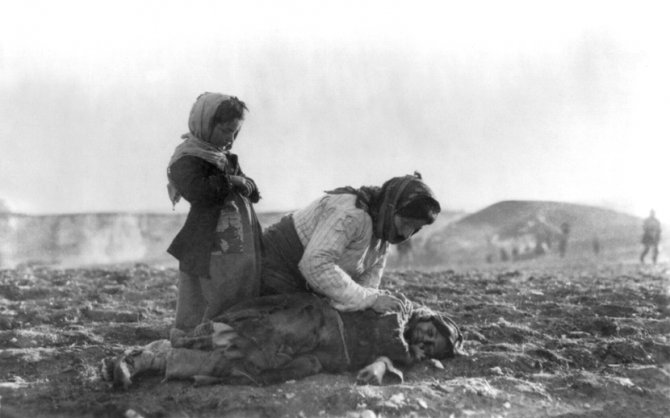 Jermenka kleči pored leša svog mrtvog deteta nadomak Alepa u Siriji tokom turskih zločina. Foto: Wikimedia Commons/American Committee for Relief in the Near East