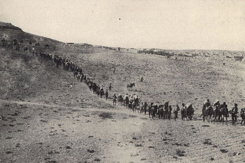 Pustinjski marševi smrti na koje su Turci naterali jermenske žene, decu i starce. Foto: Wikimedia Commons/narek781