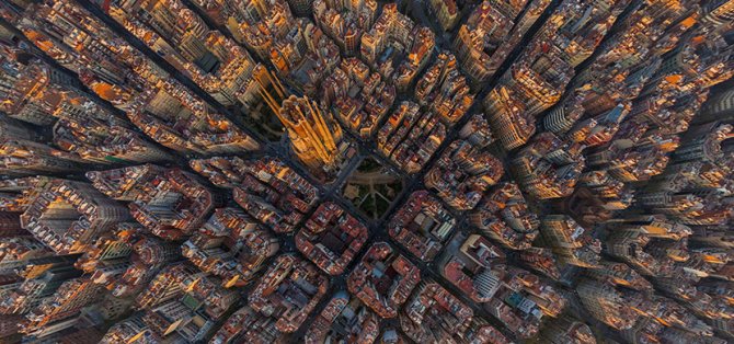 Pogled na prelepu Barselonu iz ptičje perspektive. U kadru je i Sagrada Familija. Foto: Profimedia/Exclusivepix