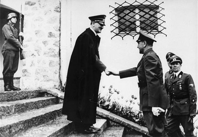 Ante Pavelić upoznaje svog gospodara Adolfa Hitlera. Foto: Wikipedia/Muzej Revolucije Naroda i Narodnosti Jugoslavije