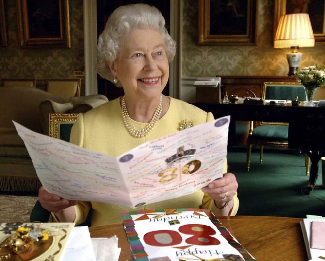 Kraljica Elizabeta II čita čestitke povodom svog 80. rođendana na fotografiji 2006. godine. Foto: AP/Tanjug
