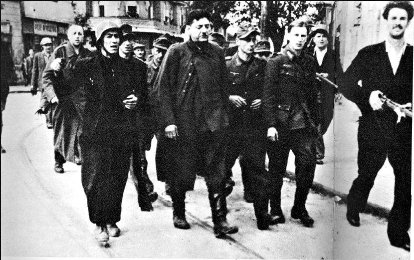 Naoružani Beograđani sprovode zarobljene Nemce. Foto: Wikipedia