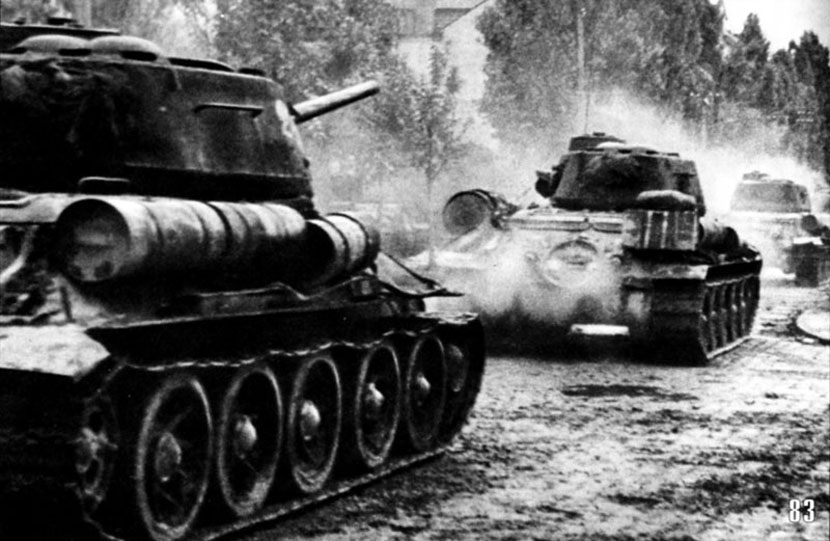 Tenkovska kolona (T-34) Crvene armije u prodoru ka centru grada tokom borbi za Beograd, 17. oktobra 1944. Foto: Wikipedia 