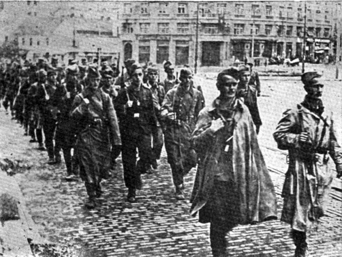 Partizanske jedinice na budućem Trgu Republike u oslobođenom Beogradu 1944. Foto: Wikipedia 