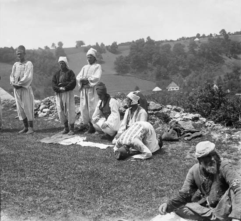 Bosanski muslimani tokom obavezne molitve, namaza, 1906. godine, negde u bosanskim brdima. Foto: Wikimedia Commons/Scheufler CollectionRudolf Bruner-Dvořák