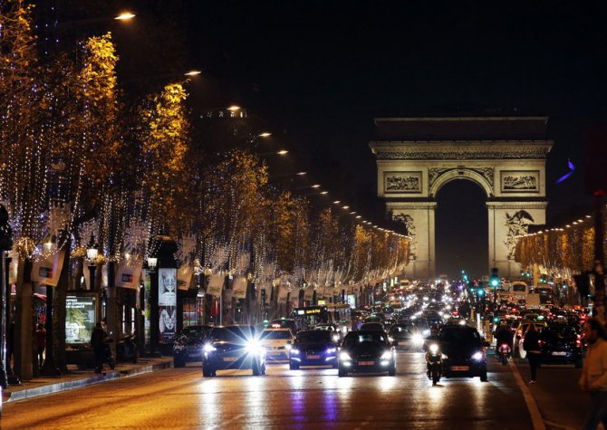 Trijumfalna kapija u Parizu tokom Novogodišnjih i božićnih praznika. Foto: AP/Tanjug