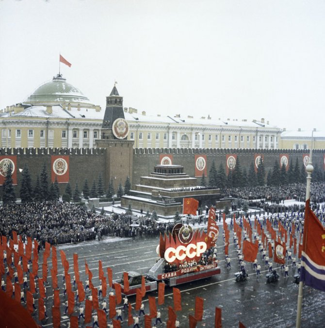 Parada u čast godišnjice Oktobarske revolucije na moskovskom Crvenom trgu 1971. godine, tokom ere Sovjetskog Saveza. Foto: Profimedia/Sputnik