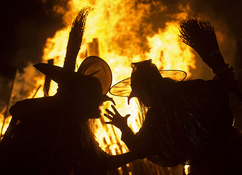 Noć veštica, tradicionalni verski praznik datira pre hrišćanstva i obeležvava kraj zime a dočekuje proleće. Foto: Tanjug/AP