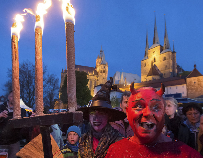 Noć veštica, tradicionalni verski praznik datira pre hrišćanstva i obeležvava kraj zime a dočekuje proleće. Foto: Tanjug/AP