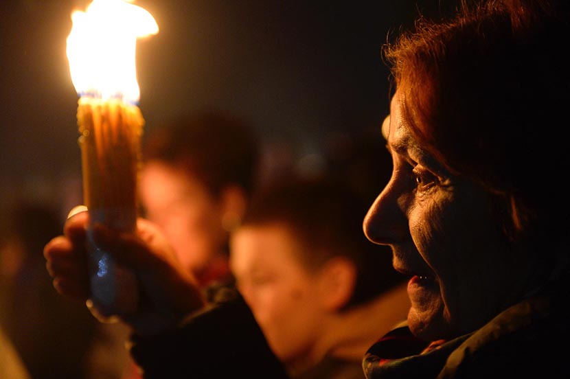 Beograd, 1. maj 2016 - Blagodatni oganj, plamen sa Hristovog groba u Jerusalimu, stigao je u Srbiju i ispred Hrama Svetog Save u Beogradu, uz postrojenu gardu Vojske Srbije, gde je predat patrijarhu Irineju, koji ga je sa sveštenstvom podelio građanima. Foto: Tanjug/Oksana Toskić