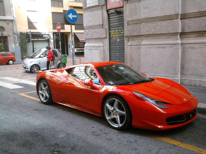 Ferrari 458 Italia na ulicama Milana. Foto: Wikimedia Commons/Andrea Pavanello