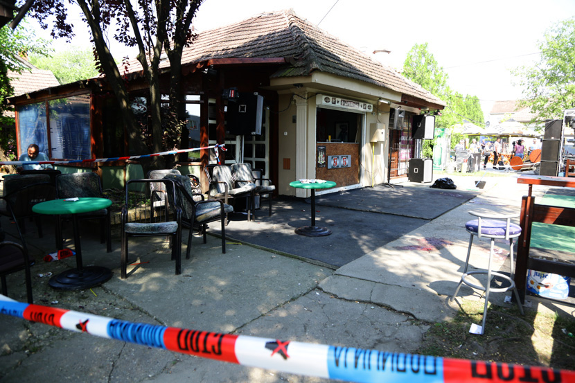 Siniša Zlatić u kafiću Makijato iz automatskog oružja ubio je svoju bivšu suprugu Dijanu i još jednu žensku osobu, nakon čega je nastavio da puca po građanima koji su se nalazili u  kafiću. Život je izgubilo 5 građana, a preko 20 ljudi je ranjeno. Foto: Telegraf