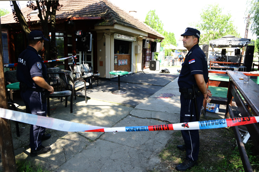 Siniša Zlatić u kafiću Makijato iz automatskog oružja ubio je svoju bivšu suprugu Dijanu i još jednu žensku osobu, nakon čega je nastavio da puca po građanima koji su se nalazili u  kafiću. Život je izgubilo 5 građana, a preko 20 ljudi je ranjeno. Foto: Telegraf