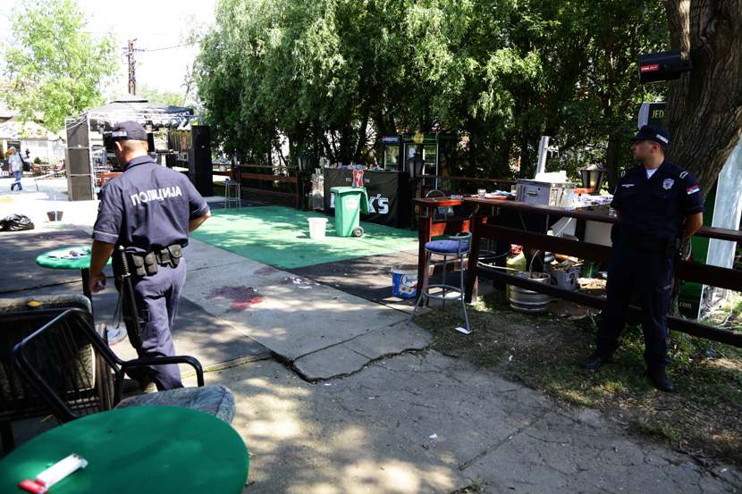 Siniša Zlatić u kafiću Makijato iz automatskog oružja ubio je svoju bivšu suprugu Dijanu i još jednu žensku osobu, nakon čega je nastavio da puca po građanima koji su se nalazili u  kafiću. Život je izgubilo 5 građana, a preko 20 ljudi je ranjeno. Foto: Telegraf