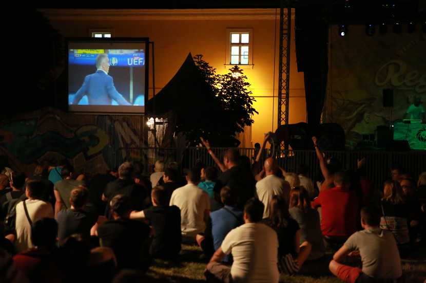 Posetioci Egzit festivala prate fudbalsku utakmicu Francuska- Ne