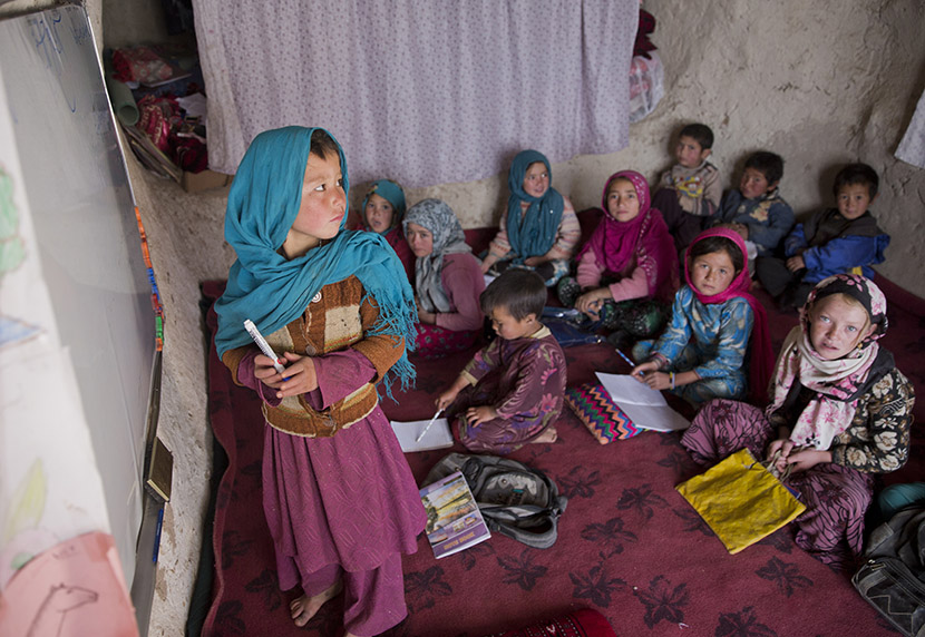 Pećinske porodice Bamijan provincije u Avganistanu bore se da prežive.  Ali čak i ovaj skromni način života je sada upitan u trenutku kada vlada seli stanovnike da otvori put za transformisanje pećina u globalnu turističku destinaciju. Foto: Tanjug/AP/Massoud Hossaini