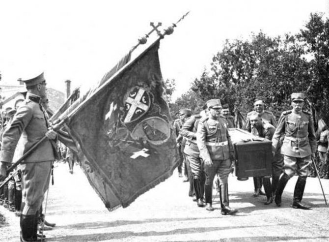 Vojvoda Petar Bojović, skroz desno, nosi kovčeg sa posmrtnim ostacima vožda Karađorđa tokom njihovog prenošenja na Oplenac 1930. godine. Foto: Wikimedia Commons/scc.digital.bkp.nb.rs/Snake bgd