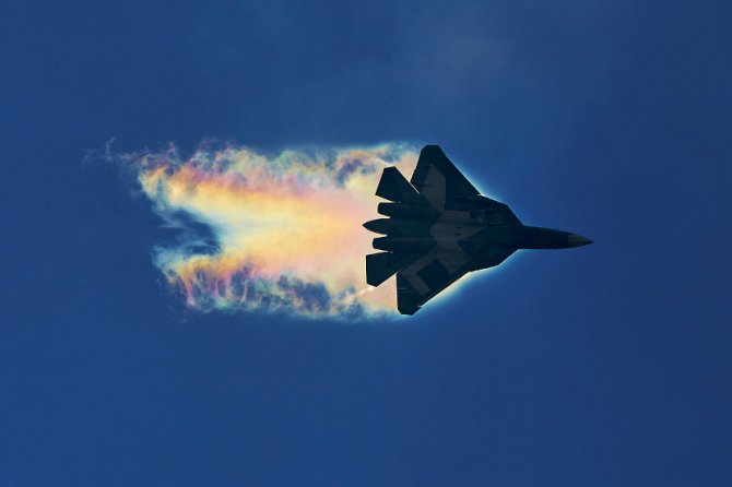 Suhoj PAK FA, novi ruski lovac pete generacije, manevriše tokom probnom leta 2015. godine. Foto: Wikimedia Commons/Rulexip