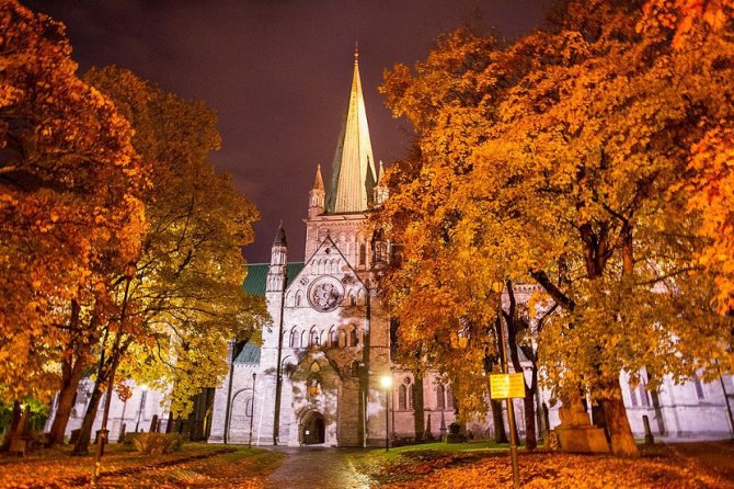 Nidaroska katedrala u Trondhajmu u kojoj su se čuvale neraspadnute mošti Svetog Ulava, "Večitog kralja Norveške", sve dok tokom protestantske reformacije nisu zakopane negde u okolini crkve. Foto: Wikimedia Commons/Александр Осипов