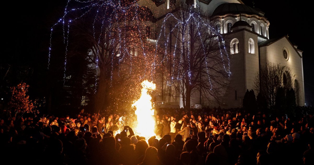 Hristos Se Rodi Hiljade Vernika Na Pono Noj Liturgiji U Hramu Svetog