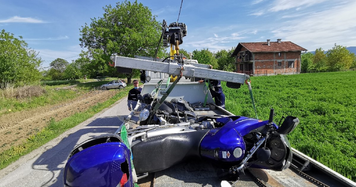 Poginuo muškarac u sudaru dva motora Krv i delovi vozila na putu