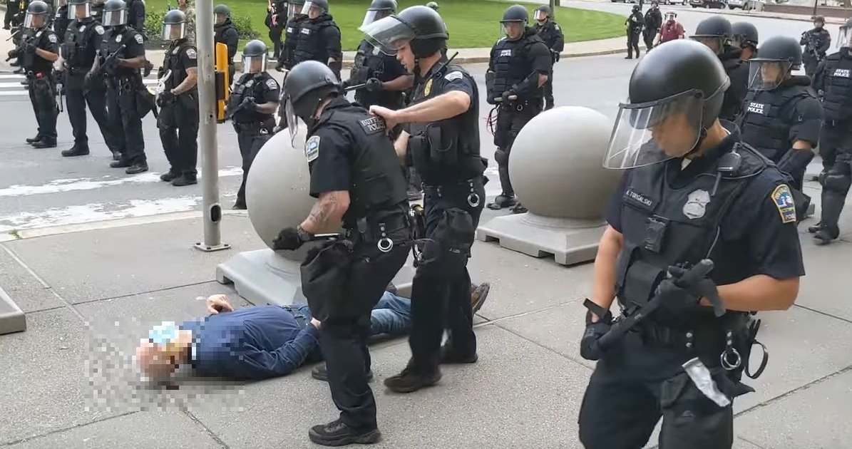 Policajci koji su brutalno gurnuli starijeg čoveka na protestu pušteni