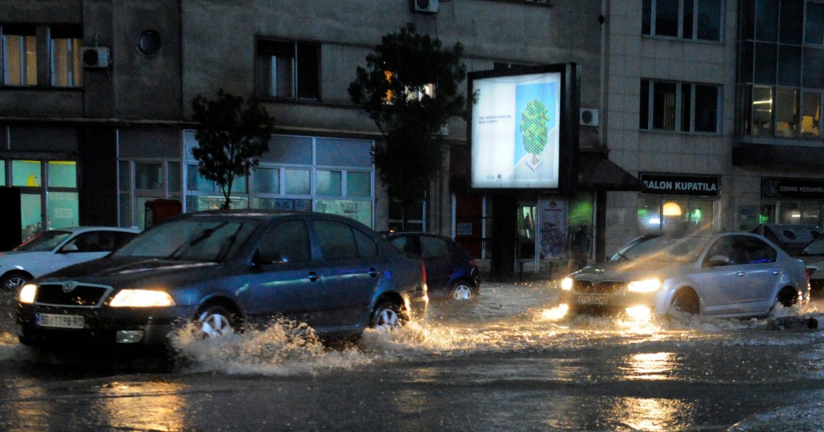 Nebo se sručilo nad Beograd Grmi seva i potapa glavni grad lančani