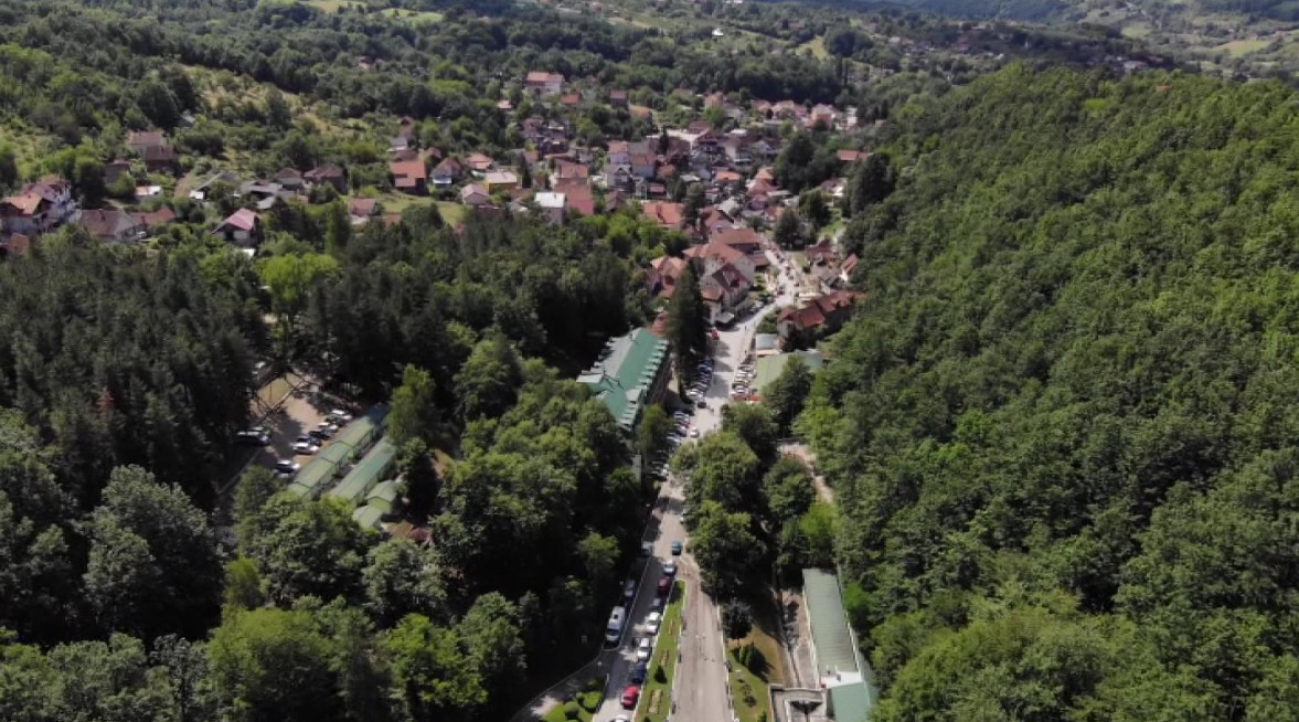 Banja U Kojoj Se Nalaze Blago Radioaktivne Vode Kome Pogoduje Le Enje