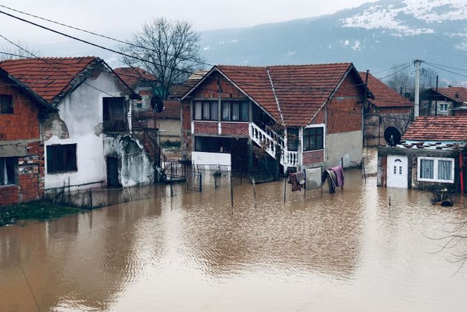 Voda Se Povla I Sa Poplavljenih Podru Ja Na Jugu Srbije U Medve I I