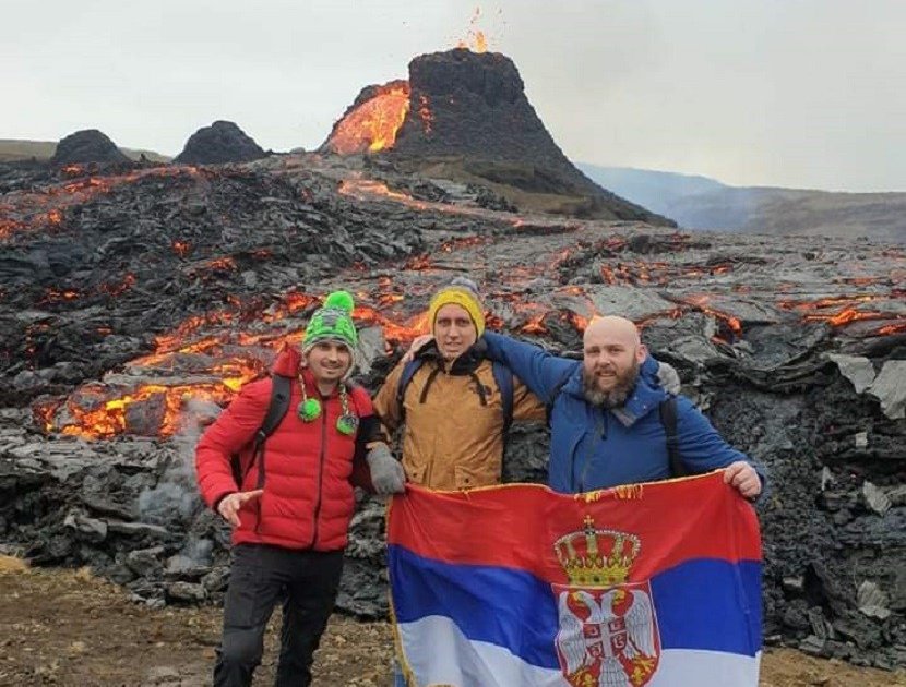 Srpska Zastava Ispred Vulkana Na Islandu Posle Velike Erupcije Ovo Je