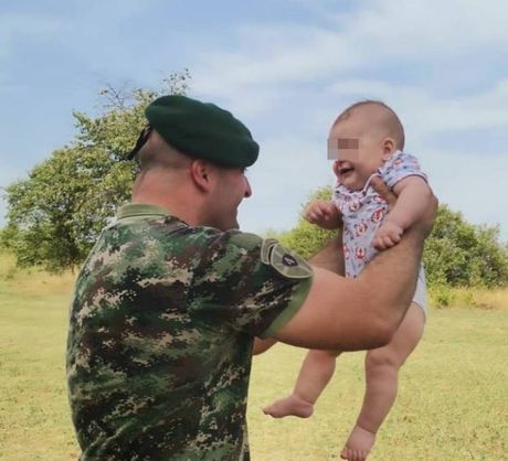 Vojnik I Mma Borac Milo Podi E Bebicu Nakon To Se Vratio Sa Zadatka