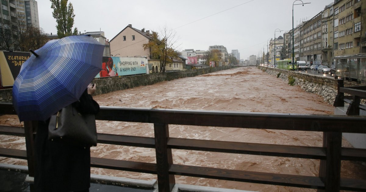 Ena Se Utopila U Miljacki Nakon Velike Potrage Izvu Eno Telo