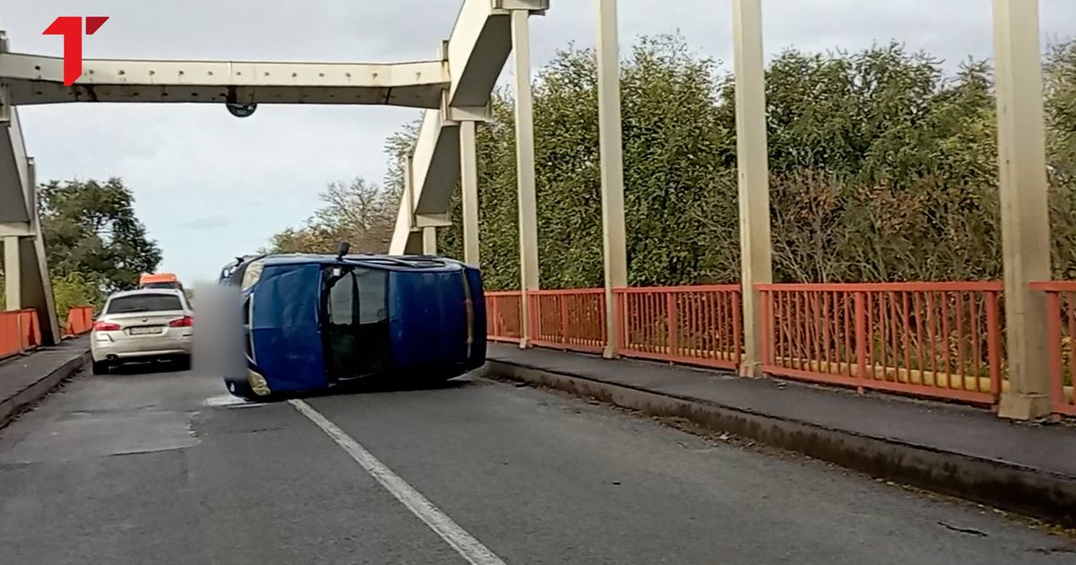 Auto završio na krovu usred mosta i zaustavio saobraćaj Snimak nezgode