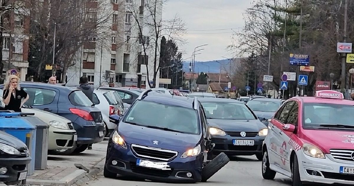 Težak sudar u Čačku Od siline udara sa jednog auta otpao točak Vesti