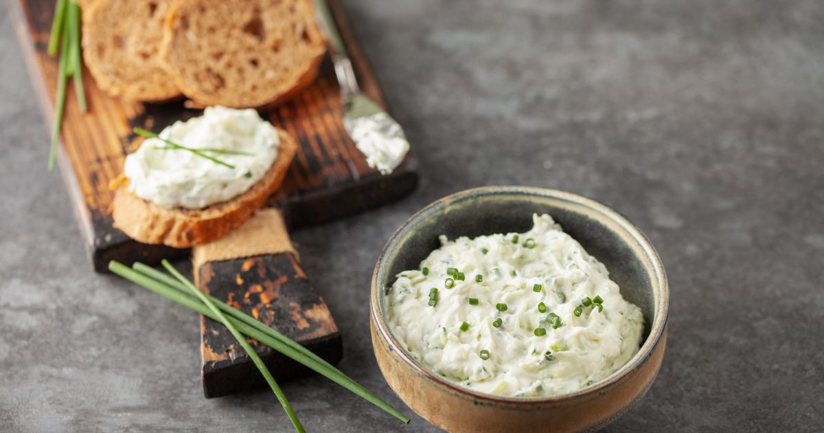 Salata sa mladim lukom i pavlakom Savršen prilog uz pečenje Ona rs