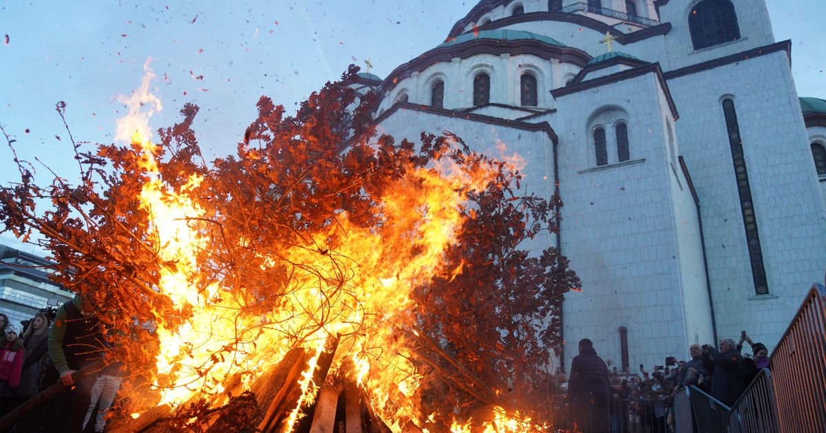 Vatra koja seže do neba i glasovi koji sežu do Boga Paljenjem badnjaka