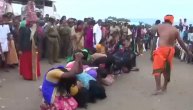 Žene u ovom selu satima čekaju u redu samo da bi bile krvnički bičevane, a ovo je razlog! (VIDEO)