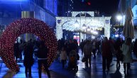 Praznični duh stigao u Beograd: Koji vam je ukras lepši - kapija, kočije ili lavirint? (FOTO)