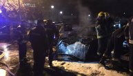 Eksplozija u blokovima: Tokom noći misteriozno zapaljen "mercedes", izgoreli i okolni, porodični automobili (FOTO)