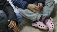 Dočekala ga je u Prihvatilištu za decu i dala mu svoje papuče i jaknu: Imaju po 7 godina, a brinu jedno o drugom bolje nego njihovi roditelji (FOTO) (VIDEO)