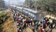 Teška železnička nesreća u Indiji: 11 vagona iskočilo iz šina, najmanje šest mrtvih! Na licu mesta jezive scene (FOTO)